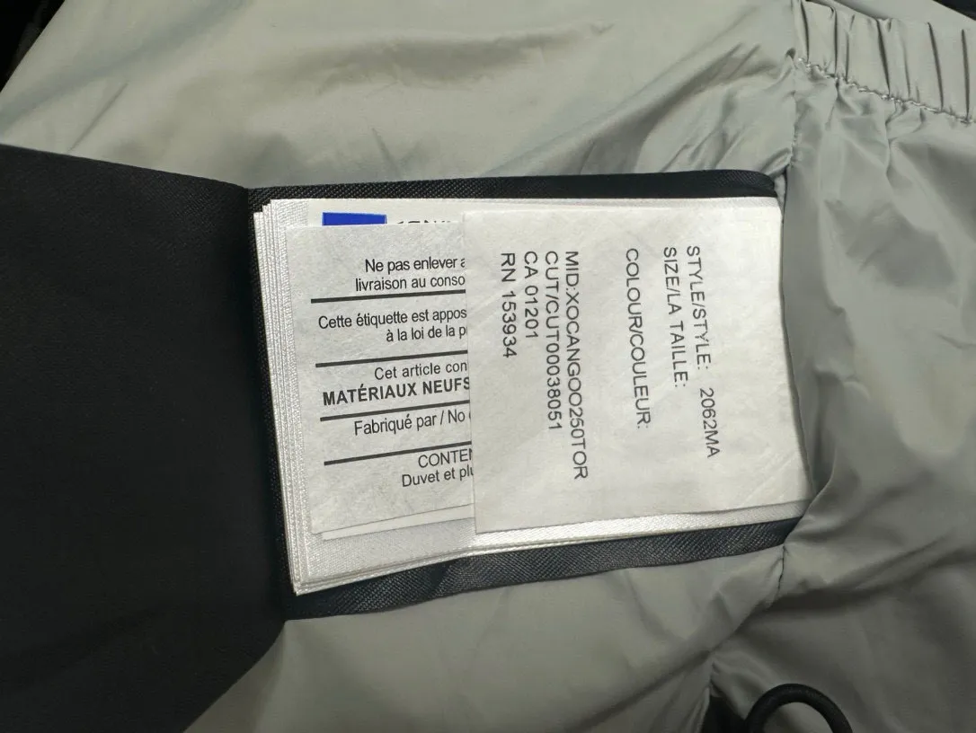 P780 【𝗖𝗔𝗡𝗔𝗗𝗔 𝗚𝗢𝗢𝗦𝗘】Capsule Series Macaron White Label Fabric: Made of soft EnduraLuxe fabric imported from DuPont, CORDURA, USA, which enhances the durability of easy-to-wear parts, is lightweight and durable; the liner is made of 400T anti-velvet gallbladder, which is comfortable, soft and non-velvet. : Equipped with a detachable hood, which can be adjusted in two directions, and is also filled with down, which brings greater softness and wrapping around the head and neck, and is full of warmth. This parka features white trim on the back and sides, and the hardware locks are all original and custom-made to match the muted fabric color. Goose label: The official website’s new series of silicone material labels, non-embroidery labels. Length: Fit hip-length. Size: XS-L